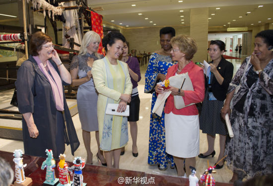 彭丽媛陪同出席青奥会开幕式部分外方领导人夫人观看“非遗”展示 彭丽媛陪同出席青奥会开幕式部分外方领导人夫人观看“非遗”展示