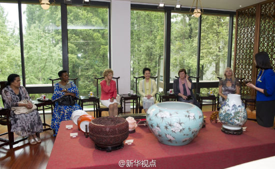 彭丽媛陪同出席青奥会开幕式部分外方领导人夫人观赏南京博物院珍贵文物 彭丽媛陪同出席青奥会开幕式部分外方领导人夫人观赏南京博物院珍贵文物
